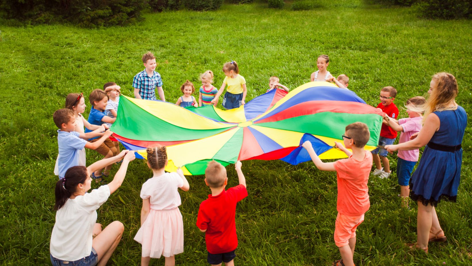 bambini che si divertono durante i corsi d'inglese estivi per bambini